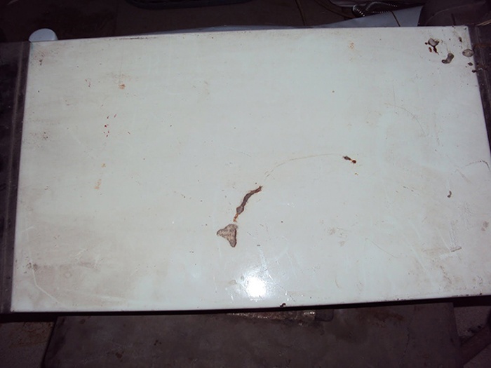 19.	Tấm kim loại có đây điện dính vào, được cho là bếp điện để đun hoặc sưởi ấm.