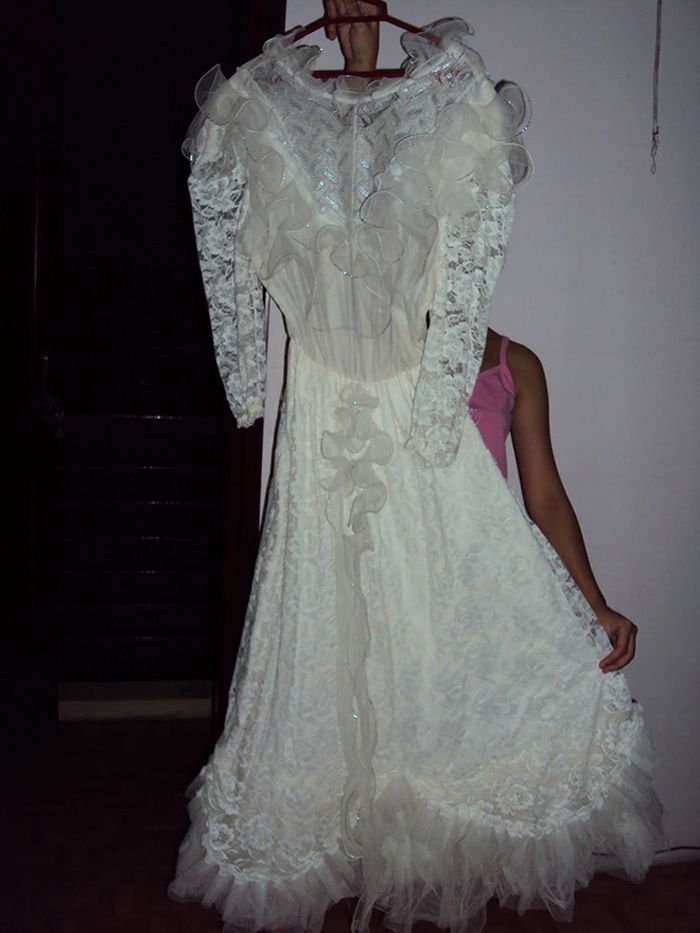 3.	Váy cô dâu made in CCCP (Liên bang xã hội chủ nghĩa Xô viết), Có cả găng tay và dế đội đầu.Tất cả may bằng chất liệu màn tuyn. 