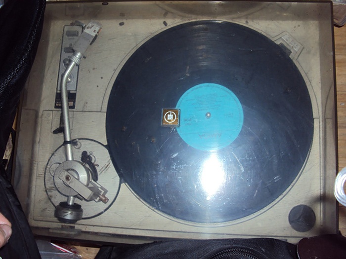 4.	Máy hát chạy đĩa than của người Nga là món đồ từng được nhiều người mê mẩn.