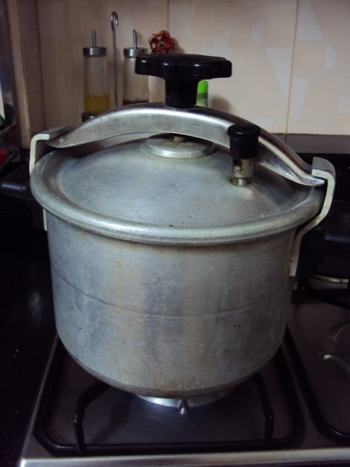 6.	Vào thập kỉ 80 những đồ vật tiện dụng trong gia đình thường được người Việt mang từ Liên Xô về. Chiếc nồi áp suất có tuổi đời hơn 20 năm nhưng vẫn còn dùng khá tốt.