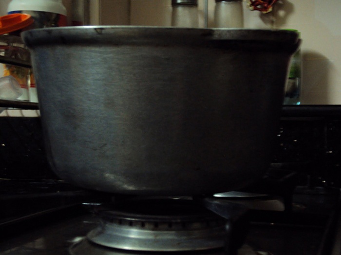 8.	Chiếc nồi gang mất nắp nhưng vẫn được tận dụng để nấu cháo, kho cá trong một số gia đình người Việt.