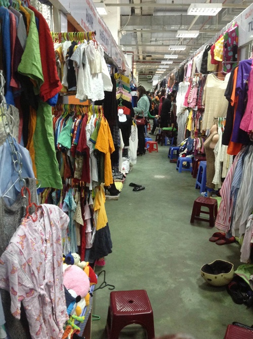 Nhiều chị em lựa chọn hàng thùng vì mẫu mã độc đáo, khác biệt so với những chiếc áo thời trang được bày bán tại các shop thời trang Trung Quốc.