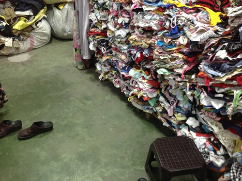 Bien quan ao moi thanh hang thung de ban gia cao hinh anh