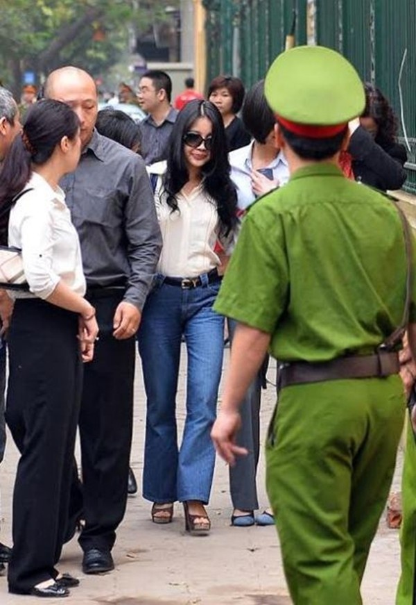 Bà Đặng Ngọc Lan đến phiên tòa sáng 16/4 xét xử chồng mình.