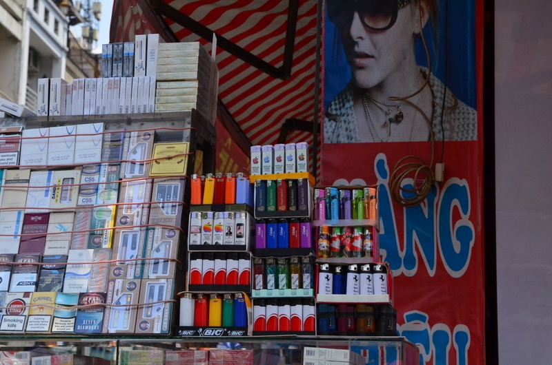 Hàng chục loại bật lửa với đủ loại màu sắc, có nhãn lẫn không nhãn được bày bán tràn lan.