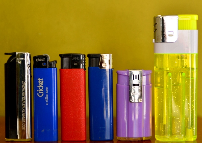 Bật lửa lớn có kích thước gấp đôi, gấp ba lần bình thường, hoàn toàn không có nhãn hiệu.