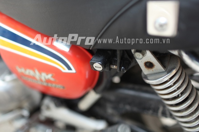 Móc mũ bảo hiểm cũng đồng thời là khoá bảo vệ yên cho xe.