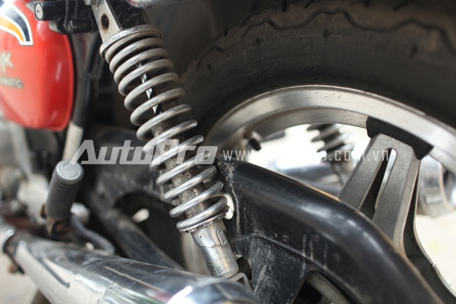 Xe được trang bị giảm xóc ống lồng kép.