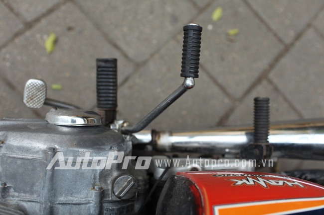 Xe được trang bị cần đạp khởi động, một chi tiết không thể thiếu của những mẫu xe thời điểm đó.