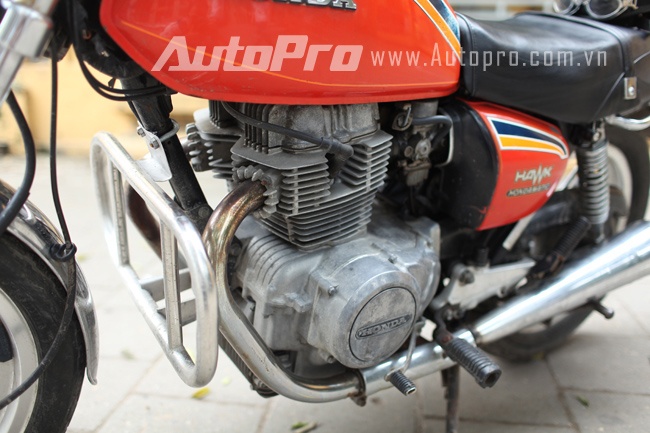 Khối động cơ 395cc của Hondamatic CB400A Hawk có công suất 26,8 mã lực.