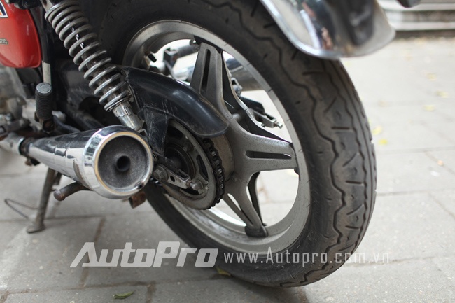 Xe được trang bị vành la-răng sao 5 cánh mang một chút phong cách Mỹ.