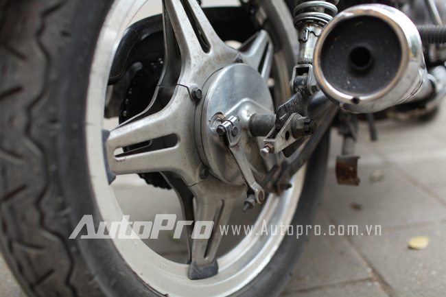 Lốp sau của xe chỉ được trang bị phanh tang trống bình  với kích thước 183mm.