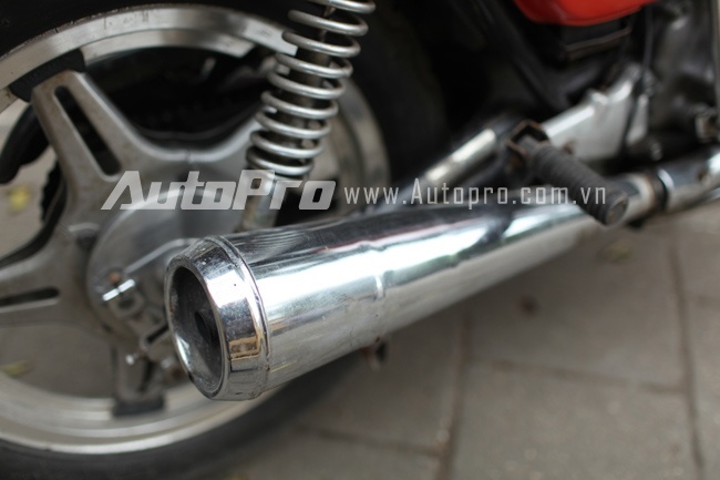 Ống xả kiểu classic trên CB400A Hawk.