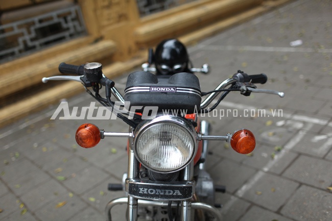 Đèn pha tròn cổ điển của Honda CB400A Hawk.