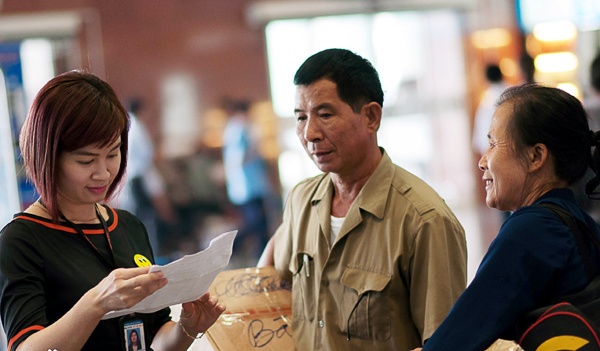 Vat va san ve sieu re, ky cong tim nguoi tang mien phi hinh anh