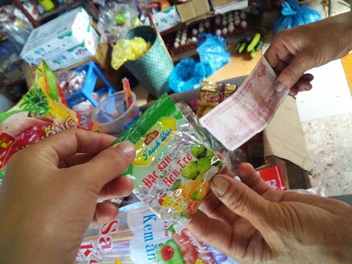 2.	Tại những hàng tạp hoá, siêu thị, chợ rau hay những cửa hàng đổi tiền lẻ thì đồng 500 đồng vẫn còn đất sống.