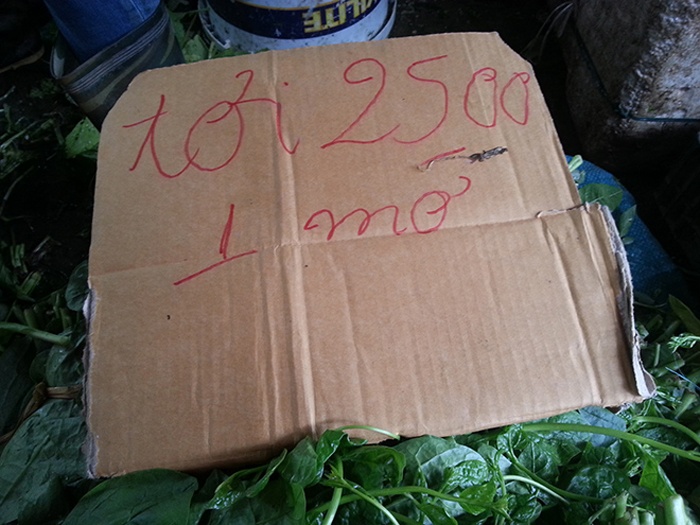 3.	Chị Nguyễn Thị Hoài, bán rau tại Dịch vọng chia sẻ, rau mồng tơi có giá 2.500 đồng/mớ. Khách hàng không có 500 đồng thì sẽ không bán, hoặc lấy 2 mớ với giá 5.000 đồng. 