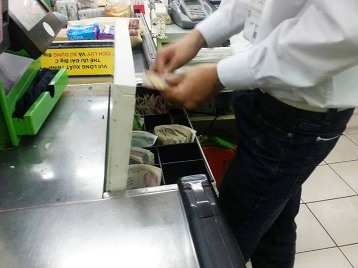 5.	Trong các siêu thị, quầy tạp hoá, quán nước tờ tiền mệnh giá trên cũng được giành giụm cho việc hối lại. 