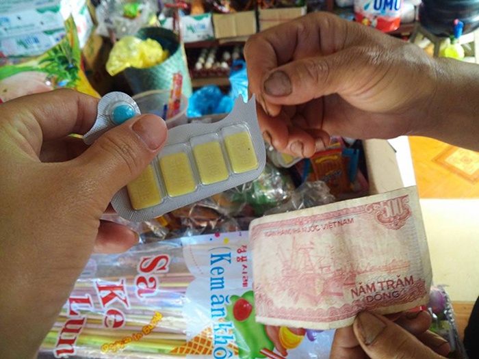 8.	Ở một số chợ quê, vẫn còn những chiếc kẹo trẻ con trị giá 500 đồng/chiếc.