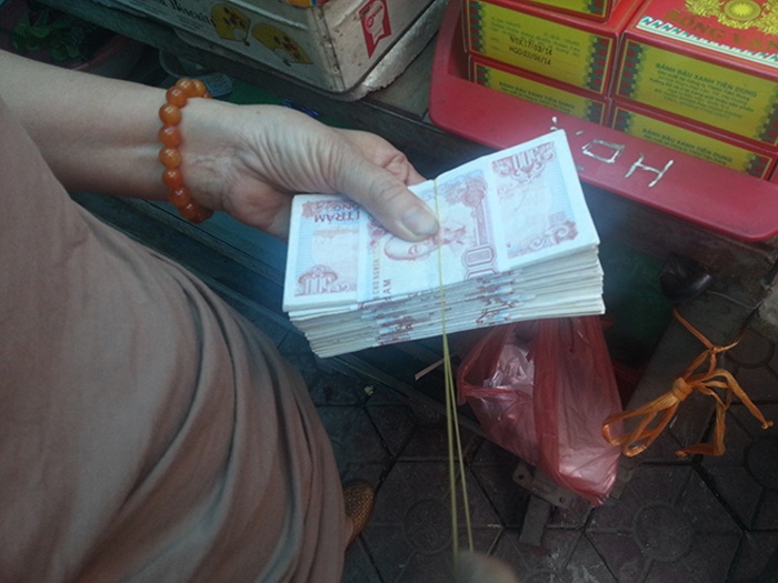 9.	Ngoài mục đích sử dụng để trao đổi mua bán thì những tờ tiền mệnh giá 500 đồng còn thu về một khoản lớn cho những người làm dịch vụ đổi tiền lẻ.