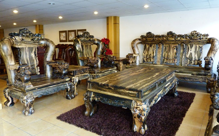 Bo ban ghe go mun nang 2  tan gia 1,5 ty dong hinh anh