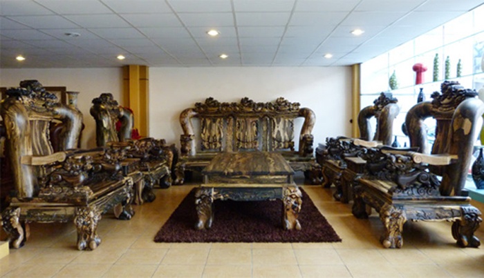 Bộ sản phẩm được chạm khắc kiểu Kỳ Lân - là một trong những kiểu chạm khắc đòi hỏi sự tinh tế và sắc xảo cao và khổ gỗ dùng để chạm khắc rất lớn. Đây là bộ sản phẩm được giới chuyên môn đánh giá cao và hiếm có trên thị trường nội thất hiện nay.