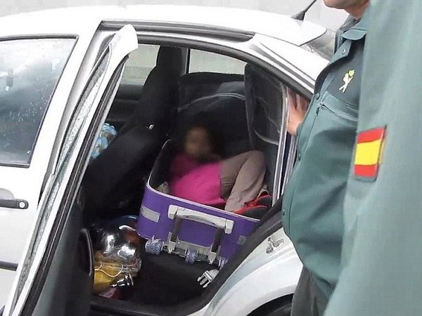 Giau con 8 tuoi vao vali de dua tu Maroc sang Tay Ban Nha hinh anh