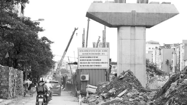 Tuyến đường sắt trên cao men theo sông Tô Lịch vẫn còn nhiều hạng mục dang dở.