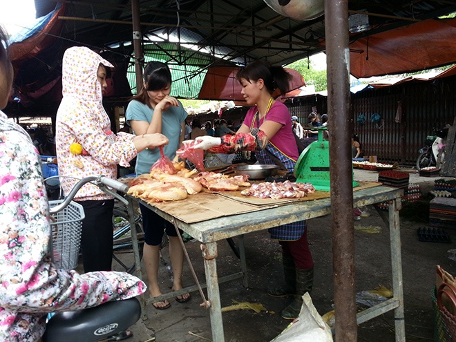 Thịt gà giá rẻ thường được nhiều người có thu nhập thấp lựa chọn. Ảnh: Ngọc Lan.