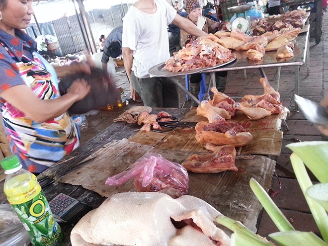 Từ 10h sáng trở đi thịt gà được bán có giả chỉ bằng một nửa lúc sáng. Ảnh: Ngọc Lan.