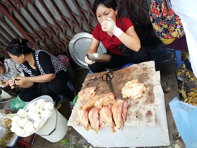 Thit ga 'sieu beo' 25.000 dong/kg tai Ha Noi hinh anh