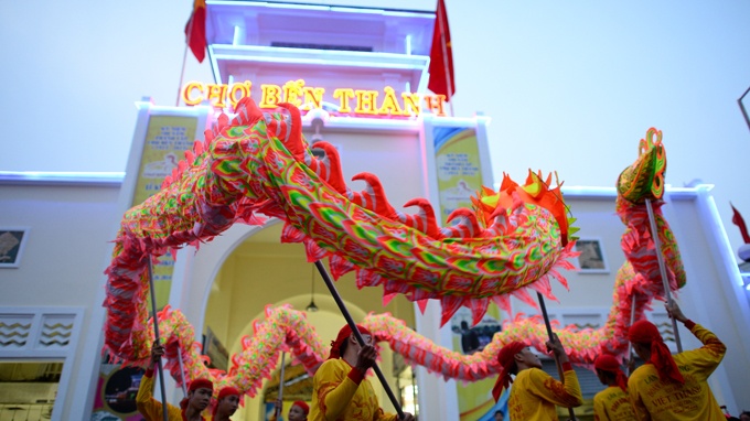 Múa rồng trong lễ đón mừng kỷ niệm 100 năm chợ Bến Thành (1914 - 2014) vào chiều tối 26/4
