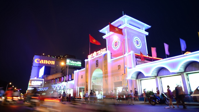 Chợ Bến Thành lung linh đêm 26/4.