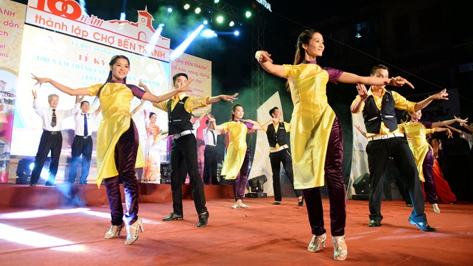 Các tiểu thương chợ Bến Thành biểu diễn bài ca Chợ Bến Thành tại buổi lễ kỷ niệm 100 năm. Bài hát do chính một thành viên trong chợ sáng tác.