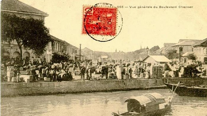 Chợ Bến Thành đã có trước khi người Pháp chiếm Gia Định nằm bên bờ sông Bến Nghé.