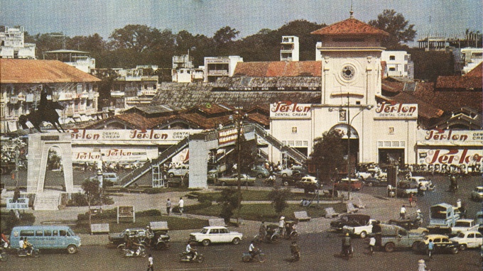 Công trường Diễn Hồng trước cổng chính chợ Bến Thành trước năm 1975, nay là công trường Quách Thị Trang.