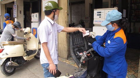 Nghich ly: Gia xang dau dat vi quy binh on hinh anh