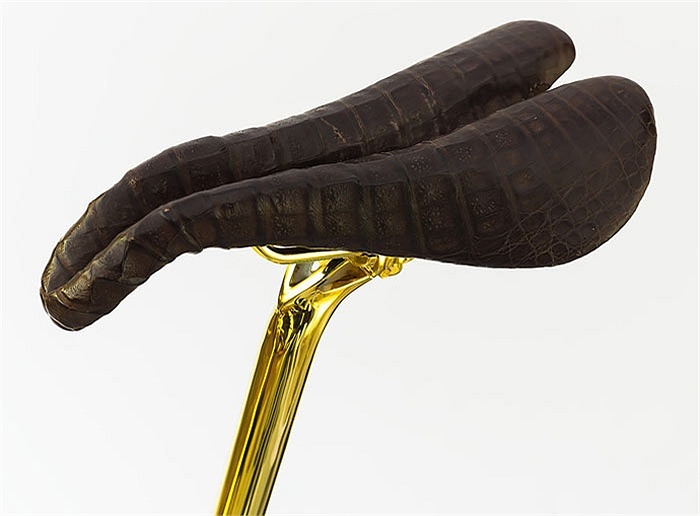 Yên xe được phủ bằng da cá sấu màu nâu.