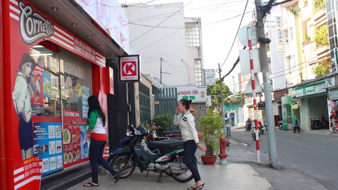 Trong khoảng cách 50m trên đường Đặng Văn Ngữ (Q.Phú Nhuận, TP.HCM) có đến ba cửa hàng tiện ích Circle K, B’s Mart và FamilyMart mở san sát nhau