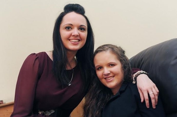 Seanie Nammock (bên phải) mắc căn bệnh hiếm gặp.