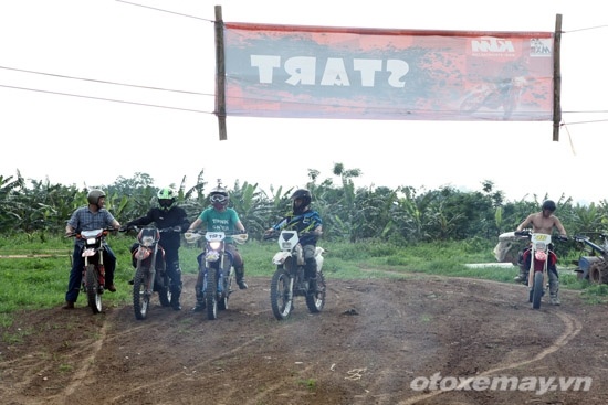Ngày đầu khai mạc bãi tập “bay” thu hút đông đảo tín đồ chơi xe cào cào Hà Nội tham dự.