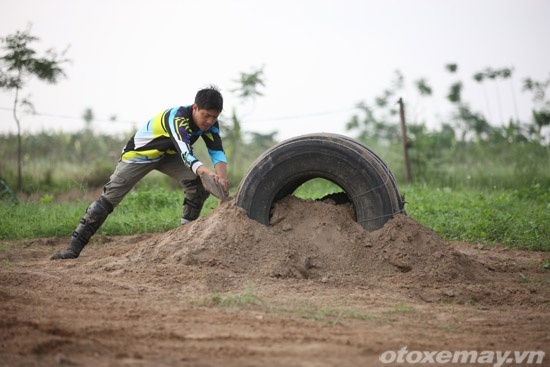 Sau vài lần “bay”, đội kỹ thuật lại vun thêm cát để tạo độ dốc.
