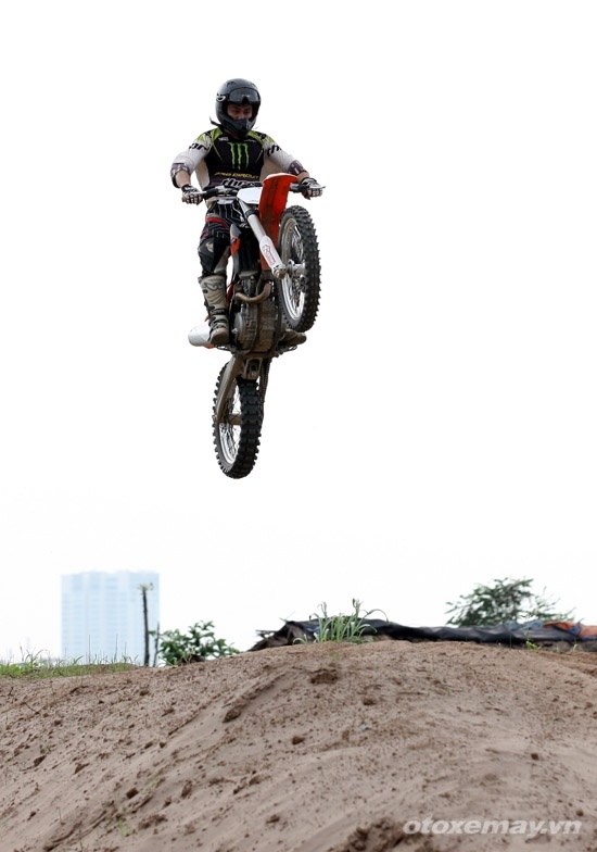  Hình ảnh đẹp của một “phi công mặt đất” thực thụ.