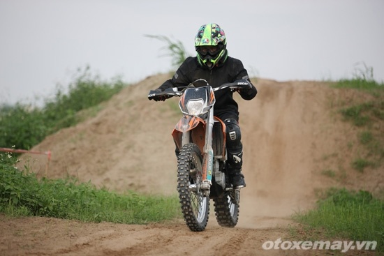 Sau vạch xuất phát là một con dốc cát để thử tài “bay”.