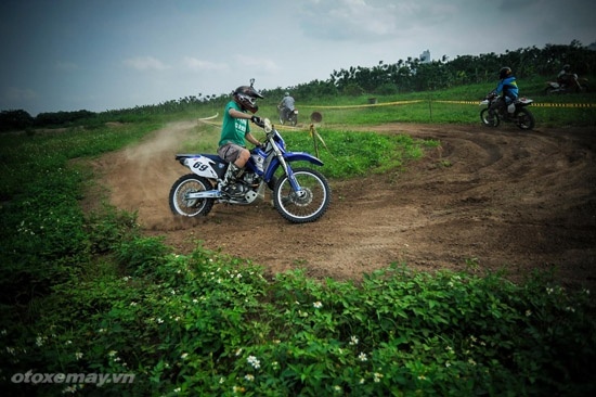 Tiếp đến là đoạn cua “tay áo” nhân tạo.