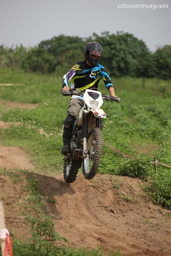 Trên đường chạy cũng không hiếm những gờ sóng tự nhiên để thử sức chịu đựng của tay đua.