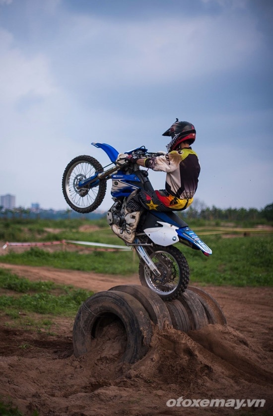 Bên cạnh đường đua tài, “bệ phóng” bằng lốp là khu vực để các “tay chơi” thi thố kỹ năng cá nhân.