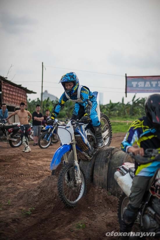  Một pha “bay” hiền lành.