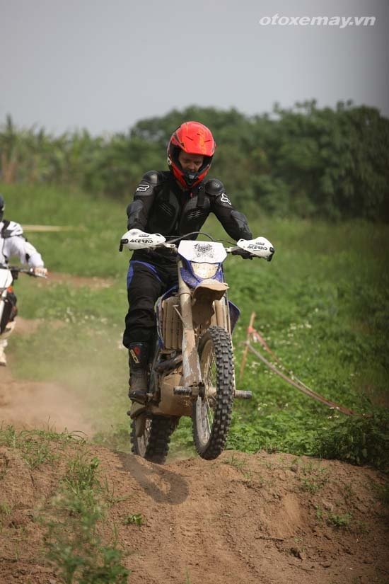 Một tay đua người nước ngoài với trang bị bảo hộ đầy đủ.