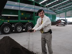 Ông David Dương, Chủ tịch VWS, giới thiệu phân compost vừa được sản xuất thử nghiệm.